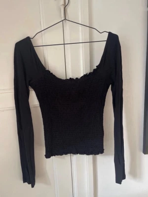 Långärmad fin tröja - Xs - Säljer en långärmad fin tröja från NA-KD i storlek xs, lite extra stor i axlarna så man kan bestämma lite hur man vill ha dem😊 helt oanvänd!