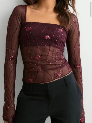 Vinröd mesh topp med paljetter - Helt ny Nelly topp. Helt oanvänd med lappen kvar. Säljer för att den va för liten💕