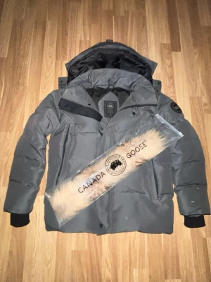 Canada goose Wyndham - Säljer denna fina canada goose. Använd ca 2 gånger försiktigt. Inga defekter eller skador, i toppskick precis som ny. Har även kvar lappen. Passar 170-185