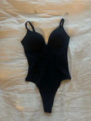 Shape wear body - Jättefin ny body med shapewear från primark i storlek S. Skulle säga att kupan är i 75B men funkar för större eller mindre!