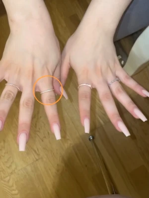 Swarovski Matrix Vittore guldring - Säljer en snygg Matrix Vittore ring från Swarovski i guldfärgad finish med gnistrande vita stenar runt hela ringen. Ringen har en rundslipad design och kommer i original ask. Perfekt för dig som gillar bling och stilrena smycken.