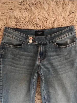 Blå jeans från Vero Moda - Säljer de här jättefina lägmidjade jeansen som tyvärr är lite för stora pà mig. De har en riktigt snygg tvätt som matchar med allt. Jag är 165 cm och brukar ha XS/34, sả de passar bättre pả nägon som har en storlek upp. Hoppas de fär komma till nägon som fär mer användning för dem än jag.🤍