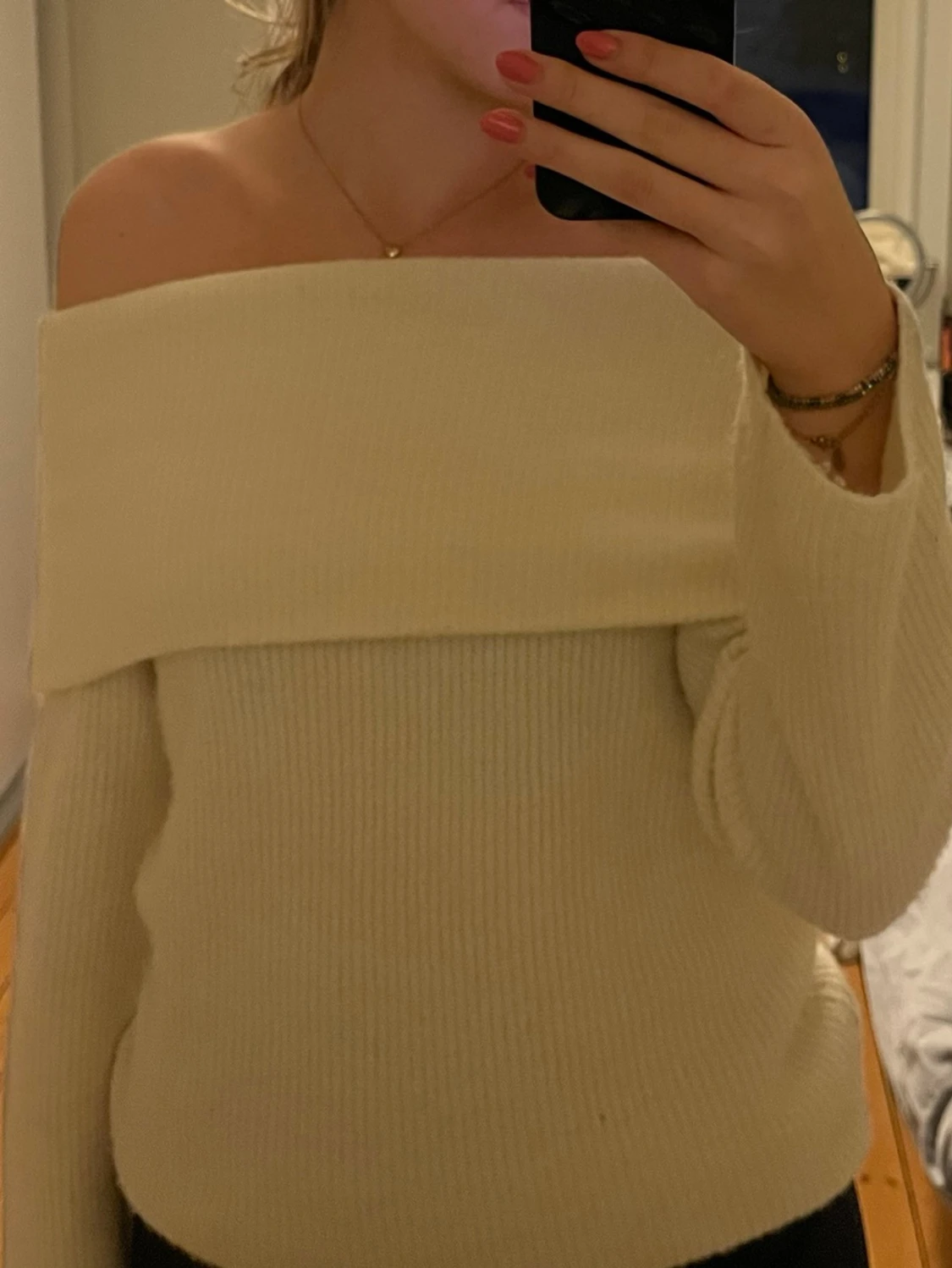 Off shoulder cremevit stickad tröja - 1