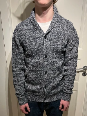 Kofta - Säljer en skön kofta! | Mycket fint skick utan defekter! | Storlek M. | Ställ gärna frågor innan du köper!