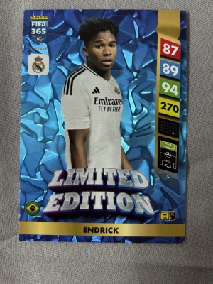 Panini FIFA 365 Limited Edition Endrick - Samlarkort från Panini FIFA 365-serien, Limited Edition med spelaren Endrick i Real Madrid-tröja. Kortet har en blå skimrande bakgrund och visar spelarens stats. Perfekt för samlare av fotbollskort eller fans av Real Madrid. Köparen står för frakten.