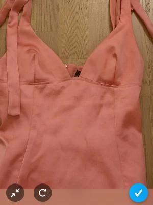 Rosa satintopp med knytband - Snygg rosa satintopp med knytband på axlarna och v-ringad hals. 