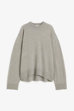 Grå oversized cashmere tröja - En så snygg cashmere tröja med avslappnad och oversized passform. Så skön och mysig, perfekt denna årstid🩶100% cashmere. Köpt för 1500 kr och går inte längre att få tag i denna. Helt i nyskick då den aldrig är använd! Skriv för fler bilder☺️