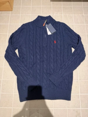 Ralph lauren halv zip - Jätte fin stikad tröja som har halv zip. Den passar många olika stilar och det är för billig pris. Priset kan diskuteras 