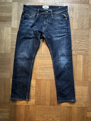 Mörkblå straight jeans från replay - Snygga mörkblå jeans från replay. W31 L30 och 93 cm i längd samt 43 cm i bredd! Fint skick och inga hål någonstans!