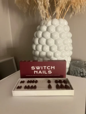 Switch nails press on naglar  - Eleganta press on-naglar från Switch Nails i en stilren, djupröd nyans. Perfekt för dig som vill ha en snabb och smidig manikyr med salongskänsla hemma.  Ingår: 	•	 naglar i flera storlekar 	•	Alkohol rengöringspad 	•	Klisterlappar för applicering 	•	Originalförpackning  Naglarna är enkla att applicera, bekväma att bära och passar både vardag och fest. 🌸  📦 Skickas väl förpackat. Hör gärna av dig vid frågor! 💌   