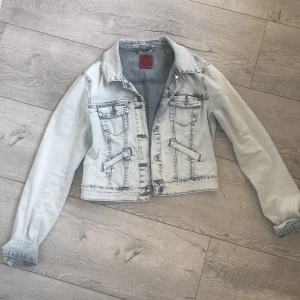 Jeans jacka - Säljer min jeans jacka från Veromoda i storlek xs/s den är inte särskiljt sliten men har en liten smuts fläck som man kan se på första bilden.