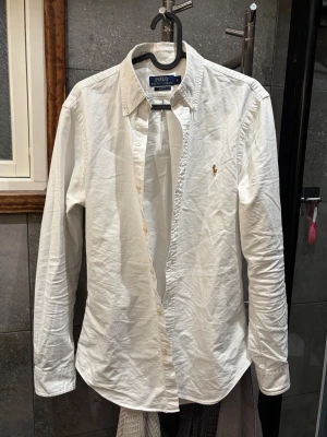 Vit skjorta från Polo Ralph Lauren - Säljer en polo skjorta i väldigt bra skick✅