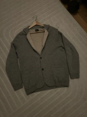 Grå cashmere cardigan  - Grå cardigan i cashmere. Storlek M passar mig bra som är 185 65kg. Fråga gärna om ni har några funderingar!