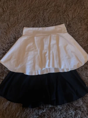 Vit och svart volangkjol - Säljer två stycken golfkjolar som jag inte använder 