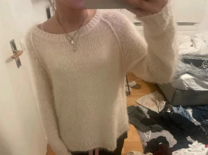 Fluffig stickad tröja - Säljer en fin, supermysig fluffig stickad tröja från George i storlek 44. Storlek kan ej stämma då den passar mig som har storlek xs-s!! Köpt av en tjej på vinted men säljs då jag tyckte färgen inte riktigt stämde med beskrivningen. Kosta 202 kr med frakt! Stod att tröjan var vit/krämfärgad men tycker själv att plagget är mer åt det gula hållet själv! Designen är ganska enkel och avslappnad. Skriv om du har funderingar. Pris kan diskuteras! 💕 (3 första bilderna är lånade av tjejen! 🙂)