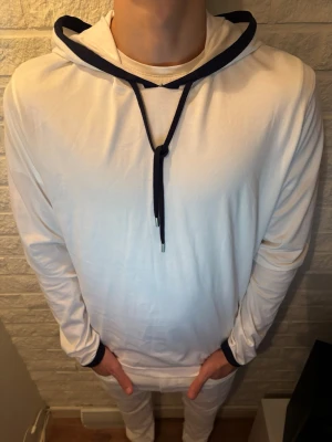 Stenströms Hoodie - Tja, säljer en hoodie från stenströms. Unik och sällsynt, skick 9.5/10 knappt använd! Storlek L passar M! Nypris runt 3000, mitt pris 249 men kan diskuteras vid intresse! Hör av dig vid frågor o funderingar!
