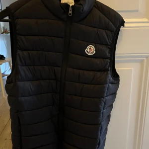 moncler väst  - Köptes på Plick .  Äkta. Storlek: 152/158
