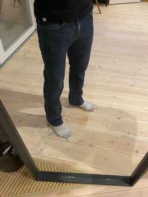 Nudie jeans  - Säljer att par Nudie jeans som är lite mer åt baggyhållrt nertill. Riktigt fina hör av er vid frågor. Ganska tajta vid midja.