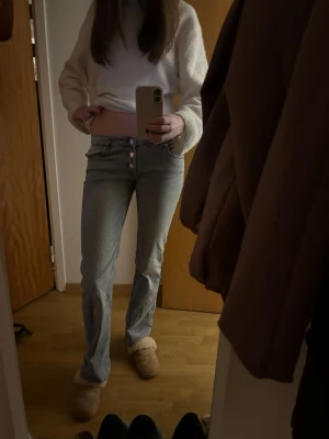 Low waist bootcut jeans med knappar - Supersnygga jeans från Gina Young i tall modell. Dom är gråa och har en cool knappstängning. Passar mig som vanligtvis har 34 i jeans. 💕
