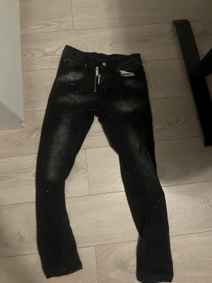 Svarta dsquared2 jeans - Säljer ett par svarta skinny jeans från dsquared2 