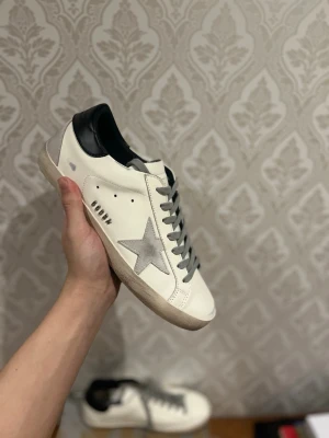 Golden goose skor  - Golden goose skor me svart häl, nypris 4600 ungefär. Kvitto finns🧾✅. Endast rimliga priser och seriösa köpare.