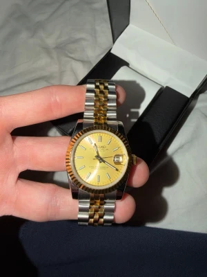 Seikomod klocka - Säljer denna seikomod klocka dayjust! Köpt för runt 2800kr använt få tal gånger därför jag säljer den. Har tagit bort lite länkar så den ska passa mig men man får med dom gamla länkarna och box