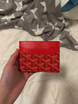 Röd korthållare - Säljer min kort hållare i röd, skriv görna för fler bilder eller frågor💗