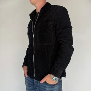 H&M Overshirt - Vi säljer nu denna riktigt stilrena overshirt i märket H&M! Jackan är i storleken S men passar även M. Jackan är i gott skick utan defekter, modellen på bilden är 180cm 75kg! Skriv vid frågor och funderingar.