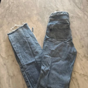 Jeans ifrån Zara  - Ljusblå jeans med slits ifrån Zara i fint skick! Storlek M🌸
