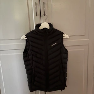 Svart dunväst från Peak Performance - Svart dunvest från peak den har inga defekter vad jag kan se