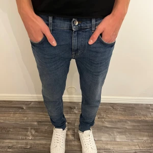 Blå slim jeans från Tiger of Sweden , 31/32 - Modell: 178 cm och väger 67 kg😂.   Skick:10/10