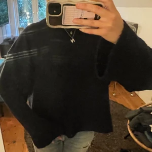 Mörkblå stickad tröja - Jätteskön stickad tröja från gina, knappt använd. Skriv för fler bilder.