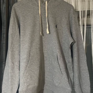 Ralph Lauren hoodie  - Hoodie i gården grå med ett svart märke. Passar både storlek M och S, om du skulle vara intresserad är det bara och skriva! Vi kan diskutera priset ockps!!!!