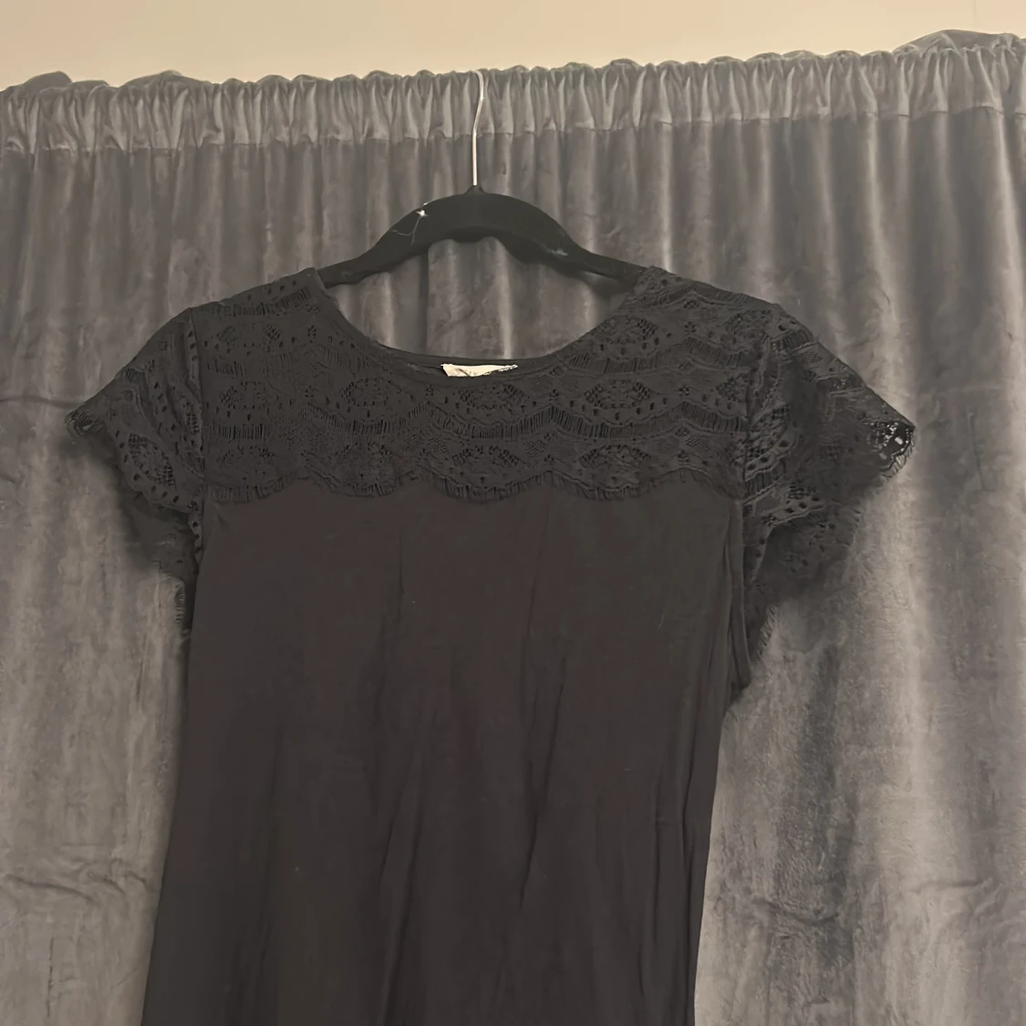 Mörkblå spets t-shirt