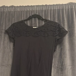 Mörkblå spets t-shirt - Super snygg spets t shirt till vardags och fest!!🎉 