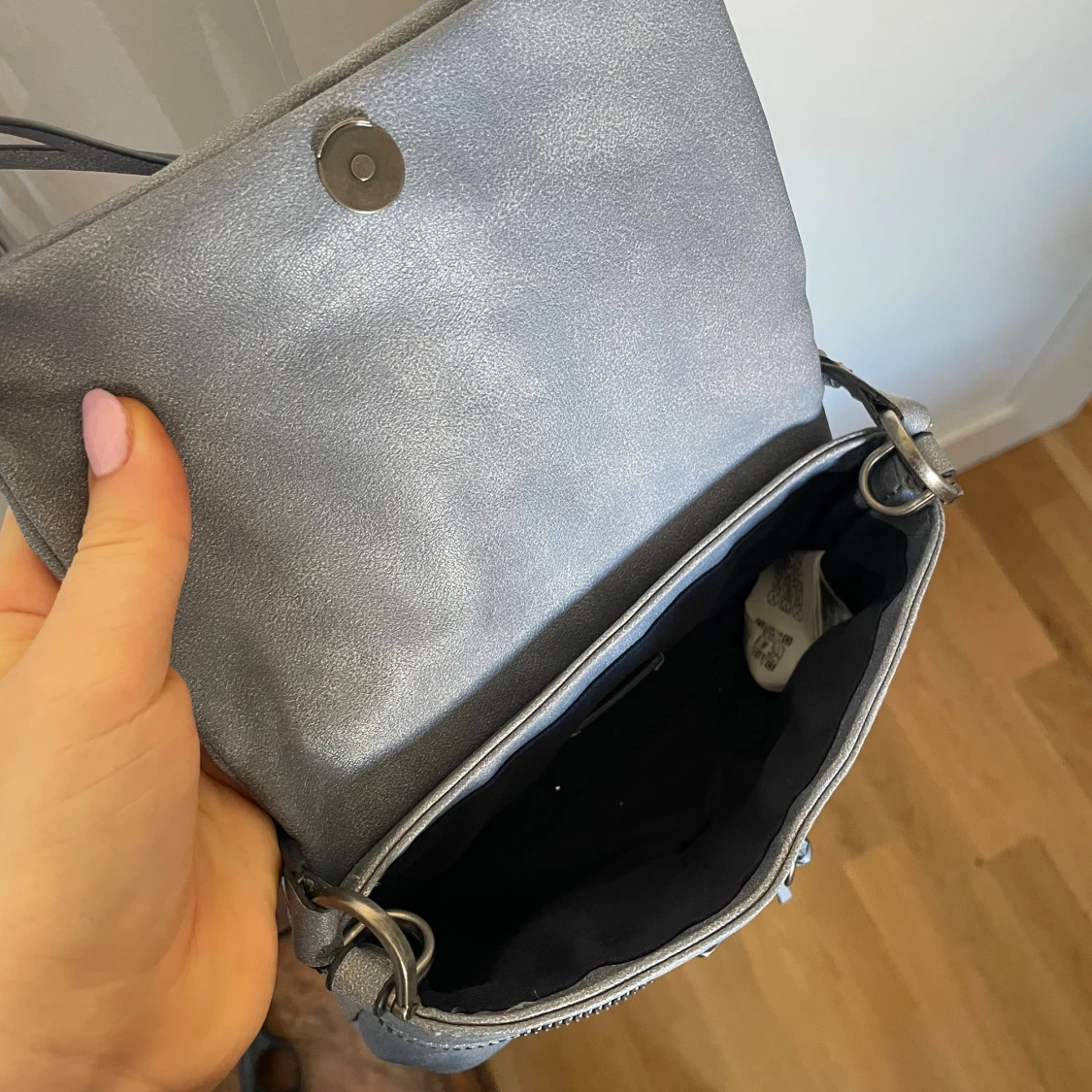 Grå axelväska med flätat handtag - 2