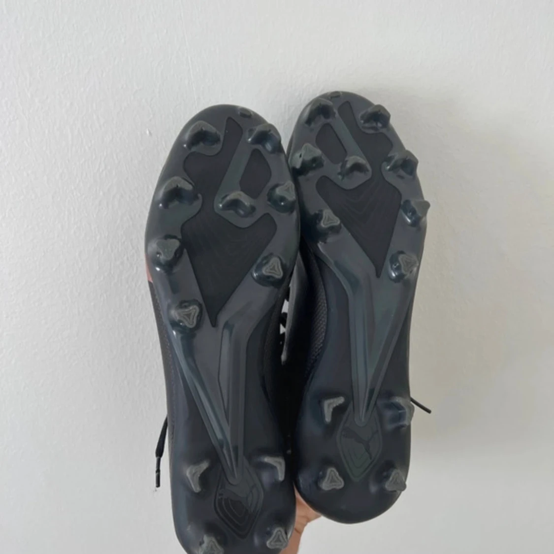 Svarta Nike fotbollsskor med rosa swoosh