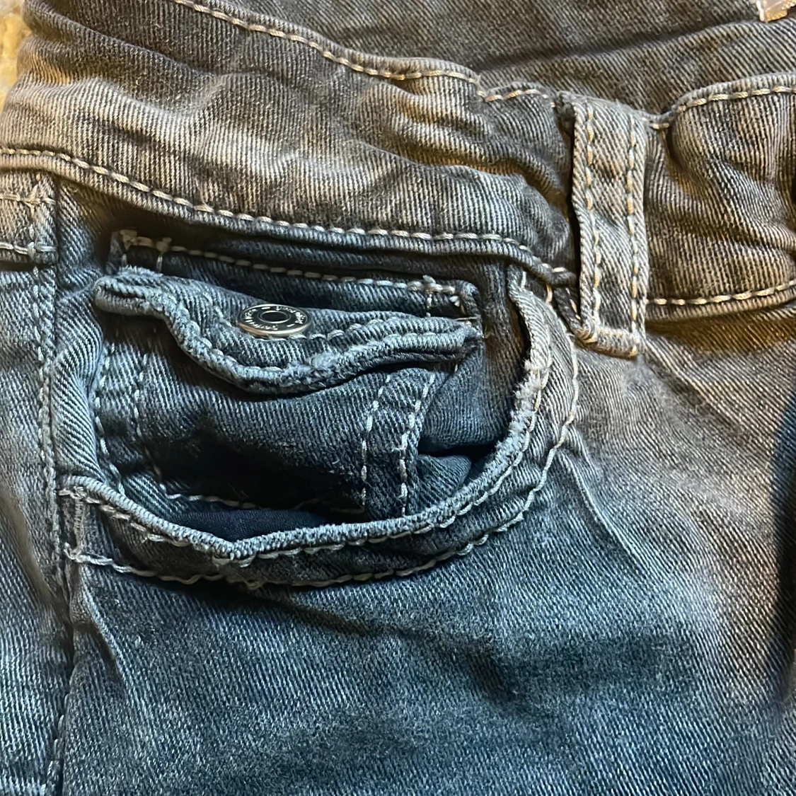 Grå bootcut jeans med detaljer - 3