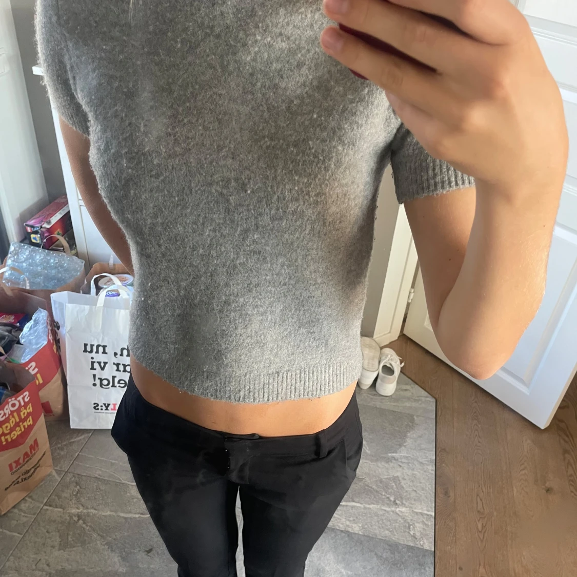 Grå kortärmad stickad tröja - 1