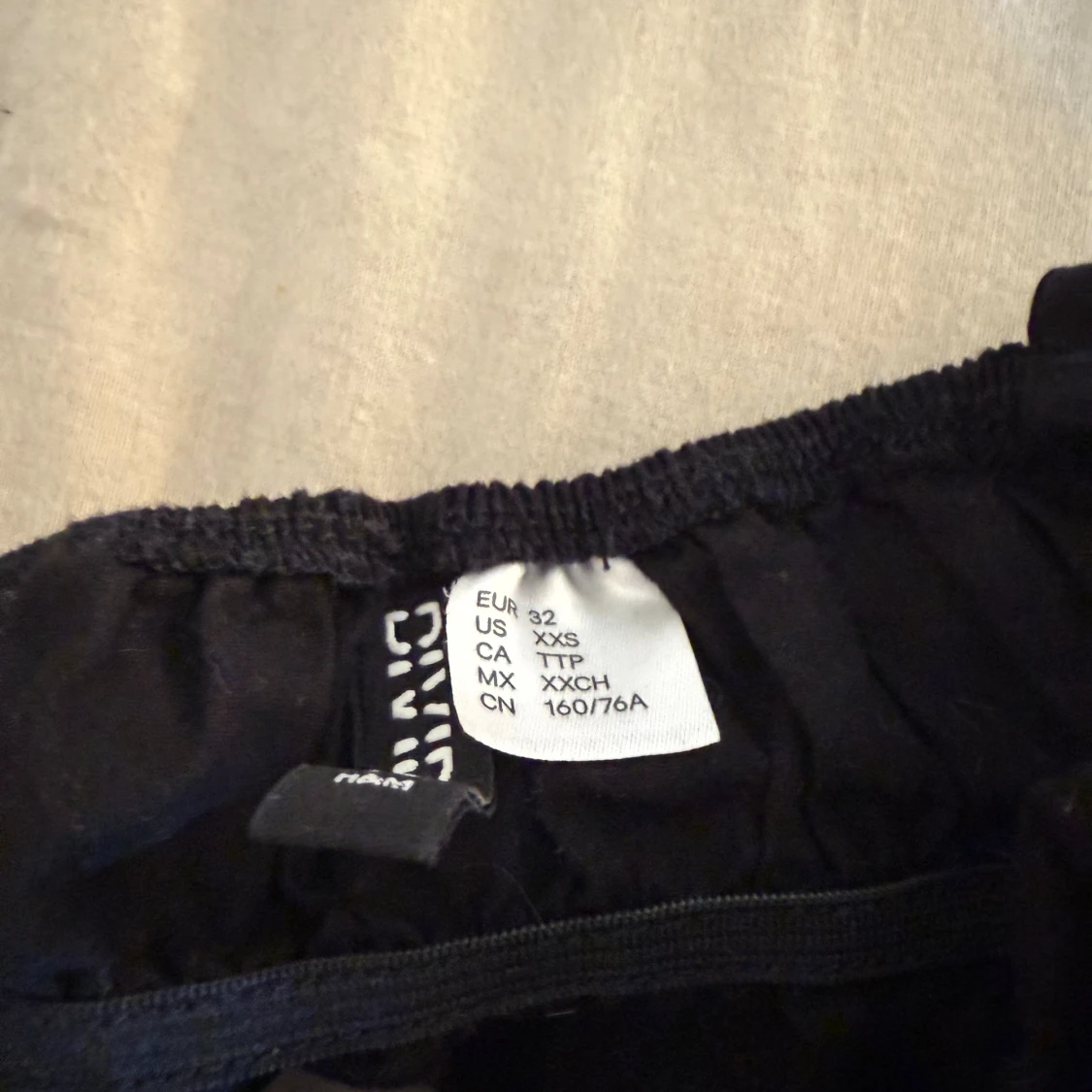 Svart volangig linnetopp från Divided - 2