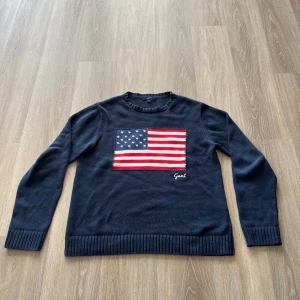Stickad gant tröja med USA prodering  - Säljer en mörkblå stickad tröja från Gant med amerikansk flagga broderad | Uppskattas från 170cm till 180cm | Suveränt skick! | skriv för frågor! Pris ej hugget