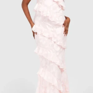 Ljusrosa volangklänning från Boohoo - Supersöt långklänning i ljusrosa från Boohoo med tunna axelband och flera lager volanger. Endast använd 1 gång. Nypris 880 och den är slutsåld. Bara skriv om ni har frågor och pris går att diskuteras💗