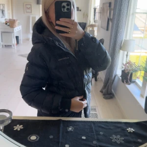 Mörkblå dunjacka Peak Performance - Snygg mörkblå dunjacka från Peak Performance med huva och dragkedja framtill. Perfekt nu till hösten och vintern, använd fåtal gånger. Köpt på peak performance hemsida🩷