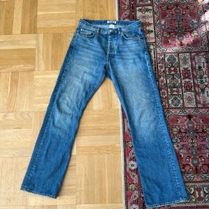 Hope Rush 29’ - Hope Rush jeans, köpta i butik. Storlek 29 i midjan men passar upp till 31. Längden är ca 33. Passform: raka med lite bootcut. Färgen finns inte att köpa längre. Pris satt ex frakt