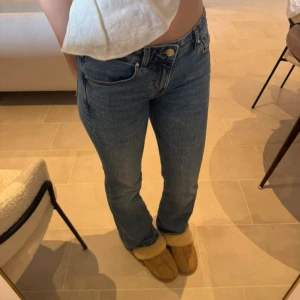 Bootcut lågmidjade jeans - Säljer ett par sprillans nya BikBok jeans i modellen ”Mira”. Lapparna är bortdragna men är endast provade. Storlek 26W, 32L och motsvarar S! Nypris: 49,99€. Passar inte mig helt så bilderna är lånade (förutom sista) men motsvarar storleken 💘
