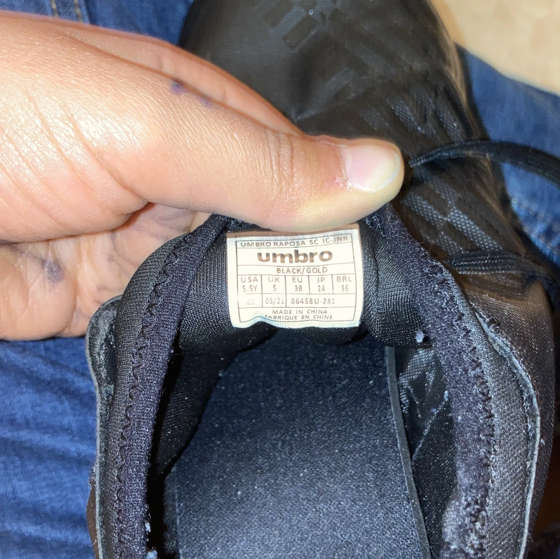 Svarta Umbro inomhus fotbollsskor med guldlogga - 4