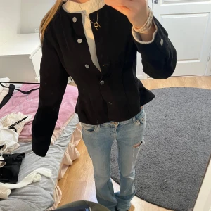 Svart jeans jacka - Svart jeans jacka från Gina 