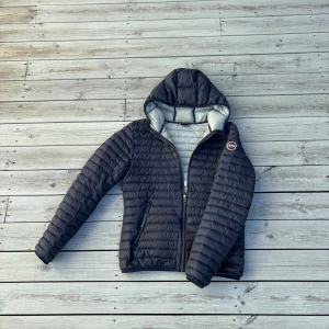 Colmar jacka  - Tja säljer denna jacka då den är för liten , den har en difekt på höger arm men inget man tänker på. Nypris är runt 3000 Pris kan diskuteras. Det är 166 i barn storlek