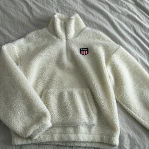 Teddytörja från GANT barn  - säljer en varm Teddytröja som passar perfekt till hösten och vintern 😍 den är ifrån GANT och storlek 158/160. 