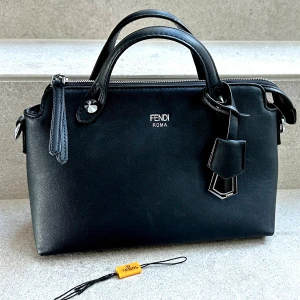 Väska FENDI  - FENDI väska. Födelsedagspresent. Tyvärr lite förliten för mig. Använder större väskor. Mått ca 28 x 16 cm. Kan mötas i Sollentuna / Stockholm eller skickas.                                              